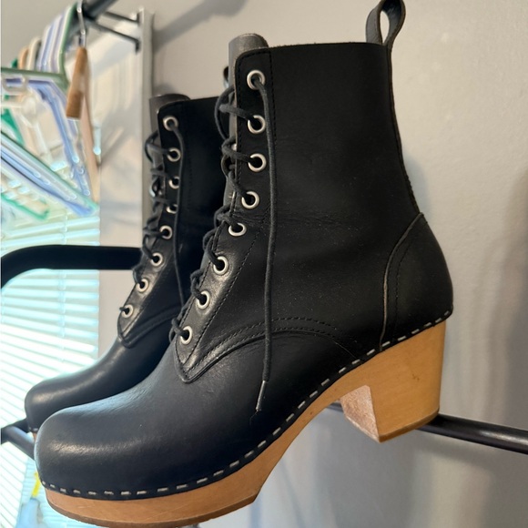 Swedish Hasbeens Black Heeled Boots with Classic Design - Picture 2 of 6